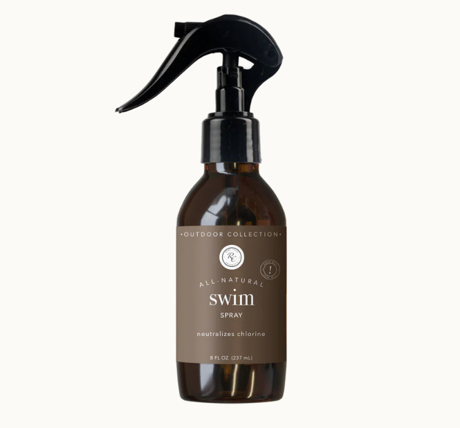 This Swim Spray | 8 Oz by Rowe Casa neutralizes chlorine and protects skin and hair from chlorinated pool or water exposure. Sodium ascorbate (a form of vitamin C) is the super star in this spray, as it helps to change chlorine to an unharmful compound that can be easily rinsed from the skin and hair. This helps to prevent and relieve possible effects of chlorine exposure such as itching, burning, and dryness.&nbsp;⠀